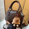Bolsa de Bowling Retrô de Nicho para Mulheres 2026 Nova Moda Bolsa de Ombro Transversal Textura de Alta Qualidade Bolsa de Mão Cor de Café