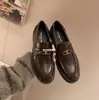 Mocassins femininos de couro com sola grossa 2026 novo estilo britânico vintage Sapatos pequenos de couro Arco do Triunfo com saltos grossos e design elegante