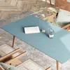 Tapete de mesa de couro liso, adicionando um toque de elegância à sua mesa de jantar ou escrivaninha. É resistente a manchas, à água, ao óleo, ao calor e fornece isolamento. Adequado para mesas de jantar e escrivaninhas de estudante