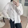 Camisa branca feminina de manga longa bordada com gola de lapela, feita de algodão puro, versátil, modeladora, adequada para o trabalho, camisa branca profissional simples para usar em camadas