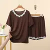 Conjunto de dos piezas de camiseta de manga corta de modal para verano con cuello redondo y encaje en contraste, y shorts de cintura alta, atuendo de moda holgado talla grande