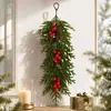Verde artificial de Natal pinheiro para pendurar na parede com folhas artificiais de pinho e cipreste, bagas vermelhas e pinhas em combinação para decoração de porta de Natal