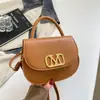 Nova bolsa estilosa de outono com estampa de letras, bolsa de axila requintada para mulheres, bolsa de ombro casual personalizada de alta qualidade, tendência vintage