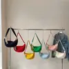 2025 Nova Bolsa de Ombro Estilo Casual Leve Versátil Esportiva Formato de Dumpling Design Exclusivo Moda para Comute Viagem Transversal para Mulheres