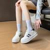 Zapatos blancos pequeños de primavera 2025, nuevos zapatos de estilo coreano para estudiantes femeninas, zapatos deportivos de suela gruesa con aumento de altura, raqueta de calle informal G7701