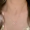 El mismo collar con colgante de margarita de diamante rosa romántico y baja saturación de Xiaohongshu, accesorios de cadena para la clavícula son exquisitos y de alta gama