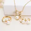 Venta al por mayor de Joyería Set de Perlas Colgante Anillo Estilo Cuernos Pendientes de Perla de Agua Dulce Anillo Collar Set de Tres Piezas para Mujeres