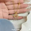 Colar bússola borboleta giratória com diamantes em estilo loja de ouro, cor ouro areia, para mulheres, pingente redondo oco cravejado de diamantes, corrente para clavícula atacado