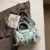 Bolsa de Couro Amassado Estilo Retrô Americano para Axila de Motociclista Estilo Garota Popular Rebites Metálicos Bolsa Almofada Versátil para o Dia a Dia Bolsa Transversal Feminina