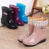 Sapatos impermeáveis de corte médio com solas reforçadas, galochas de cano alto para mulheres, estilos de inverno resistentes ao desgaste de corte baixo e médio, forrados com fleece e antiderrapantes