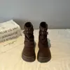2026 Calças Versáteis Nova Moda Casual Botas Femininas de Solado Grosso Fivela de Cinto Perna Reta Emagrecedor Moda Outono/Inverno Estilo Britânico Botas de Cano Curto