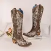 En Stock Bordado Amazon Estilo Británico Botas de Caballero 2026 Otoño Nuevo Retro Talla Grande Corte en V Tacón Medio Botas Largas Mujer