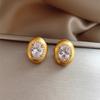 Pendientes de piedra blanca de metal cepillado dorado 2024, nuevos pendientes de lujo ligeros, de moda simple y versátiles de alta gama.