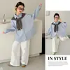 Conjunto de Camisa Listrada e Xale para Meninas Primavera 2026 Novo Estilo para Meninas Mais Velhas, Calça Branca Casual Estilo Academia Primavera