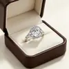 Anillo de mujer de moda con diseño de cruz explosiva de estilo caliente, geométrico exquisito, tejido hueco, con circonita brillante, anillo elegante de temperamento