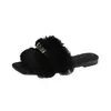 Chinelos de pelo de coelho com fivela de metal única e sofisticada para mulheres, novos chinelos planos de camurça para o outono para uso externo