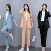 Elegante y estiloso conjunto de traje para mujer para primavera y otoño, con un blazer cruzado de solapa y pantalones de corte ajustado, un conjunto de dos piezas juvenil y profesional