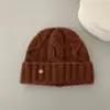 Gorro de punto estilo coreano con patrón texturizado, versátil y elegante, colección de invierno 2026, diseñado para mantener abrigadas a las mujeres, proteger sus orejas y hacer que sus rostros parezcan más pequeños