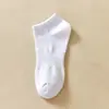 Meias de algodão Zhuji para homens, versáteis para primavera e verão, absorventes de suor, respiráveis, resistentes a odores, meias de cano médio em preto, branco e cinza, meias de algodão casuais esportivas