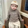 Camiseta de manga larga para niño, nuevo modelo 2026, top de otoño para poner sin botones para bebés y niños pequeños, ropa infantil de alta calidad