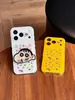 La funda del teléfono está cubierta con diseños de Crayon Shin-chan y es adecuada para Apple 18 Pro Max, iPhone 17 e iPhone 16, y también incluye un soporte para iPhone 15