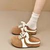 Meias-pantufas Fechadas Estilo Francês para Uso Externo, Novo Modelo Primavera/Verão 2026, Bloqueio de Cores Estiloso, Sandálias Slip-On com Cadarço de Solado Grosso Estilo Birkenstock