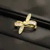 Pin de Solapa Pequeño de Lazo Exquisito Micro-Pavimentado con Circonita Chapado en Oro Pin Pequeño Versátil Accesorio Anti-Exposición para Mujeres