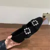 Sapatos de Algodão com Forro de Lã e Salto Grosso para Mulheres 2025 Estilo Francês Bico Quadrado Fivela de Metal com Strass Sapatos Mary Jane Quentes Mocassins
