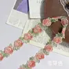 Encaje soluble en agua con rosa degradado arcoíris de 2.5 cm de ancho, estilo étnico, bordado de bloques de color. Los accesorios se pueden personalizar y vender al por mayor