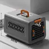 Transportadora de mascotas transfronteriza para viajes aéreos, diseñada para gatos, previene el estrés y la pérdida durante las salidas, y es adecuada para el transporte en automóvil y equipaje de aerolínea.. Disponible al por mayor