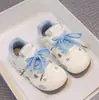 Lindos zapatos infantiles Aggan color hueso amarillo claro estampado de pez pequeño de dibujos animados oso pequeño con velcro para niña niño pequeño