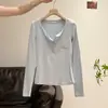 Camiseta Blanca de Manga Larga con Cuello Redondo Estilo Coreano para Mujer 2026 Otoño Botón Adelgazante Capa Base