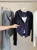 Elegante camiseta de punto con capucha para mujer, estilo dos piezas falsas con doble cremallera, manga larga, nueva tendencia de principios de otoño, top corto tipo chaqueta