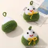 Pingente de Crochê Feito à Mão em Formato de Bolinho de Arroz Pegajoso de Alta Qualidade, um Acessório de Boneco Zongzi Estilo Desenho Animado para Bolsas durante o Festival do Barco-Dragão
