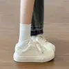 Tênis femininos de sola grossa estilo coreano, novos sapatos brancos versáteis de outono de 2026 para combinar com saias, mocassins casuais para estudantes