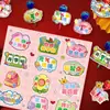 Temporada de Volta às Aulas Cartão de Papelão com Pirulito Dá Boas-Vindas aos Novos Colegas Layout de Cena de Sala de Aula Cartão Decorativo Cartão de Doce Criativo