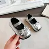 Sapatos de couro anti-colisão para meninas, sapatos de princesa de sola macia para bebês, novos sapatos casuais de outono 2026, sapatos casuais antiderrapantes para crianças