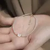 Pulsera de Oro Gato con Concha Blanca y Negra Ajustable Cristal Natural Perlas Pequeñas Espinela Negra Joyería Japonesa de Nicho