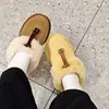 Chinelos de Pele de Ovelha Amarela para Frango com Pelo 2026 Outono/Inverno Novo Estilo Bico Fechado Solado Plano Quentes Antiderrapantes Botas de Neve Femininas