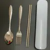 Juego de Vajilla Portátil de Acero Inoxidable Cuchara Palillos Tenedores Juego de Tres Piezas Estudiante al Aire Libre Tenedor y Cuchara Portátil Caja de Almacenamiento
