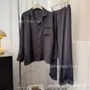 26 Pijama de Seda Helada para Pareja de Hilo Dorado y Plateado de Venta Caliente en Primavera Rayado Color Sólido Conjunto de Pijama Fresco de Alta Gama para Pareja