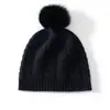 Elegante y versátil, este sencillo gorro de punto trenzado con pompones es una nueva colección de otoño/invierno, con un cómodo y cálido diseño de cachemira para mujer
