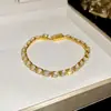 Pulseira Aberta em Forma de Gota d'Água com Zircônia Galvanizada a Ouro Real 18K, Acabamento Exquisito, Pulseira Empilhável, Luxo Leve, Joia com Toque de Alto Padrão