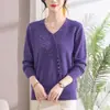 Novo suéter estilo chinês para mães, novo modelo outono e inverno, gola V, bordado tridimensional, cor sólida, estilo chinês tradicional, cardigã de tricô vermelho vintage