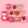 Urso de Desenho Animado Morango Acessórios de Resina DIY para Tamancos, Ímãs de Geladeira, Adesivos para Capa de Celular, Presilhas de Cabelo e Enfeites de Cabelo