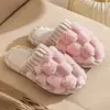 Lindas pantuflas de algodón con gatito para mujer, nuevos estilos de otoño e invierno, antideslizantes, de suela gruesa, cálidas y de felpa de algodón para uso en interiores.