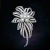 Broche de cristal de luxo leve de alta qualidade para mulheres, broche de lapela de moda simples, acessórios de vestuário, broche de pérola, fabricantes atacadistas
