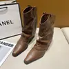 Botas de cowboy ocidentais com saltos grossos, novas botas de montaria femininas de outono 2026 com corte em V, bico fino, rebites, calças boot retrô