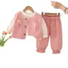 Conjunto Coreano de Moda para Niñas Primavera y Otoño 2025 Nuevo Elegante Chaleco de Doble Bolsillo Conjunto de Tres Piezas de Manga Larga para Niños Pequeños