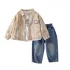 Conjunto Novo Outono 2026 para Meninos Roupas Infantis Estilosas para Bebês Primavera e Outono Estilo Coreano Padrão Terno de Três Peças de Manga Longa